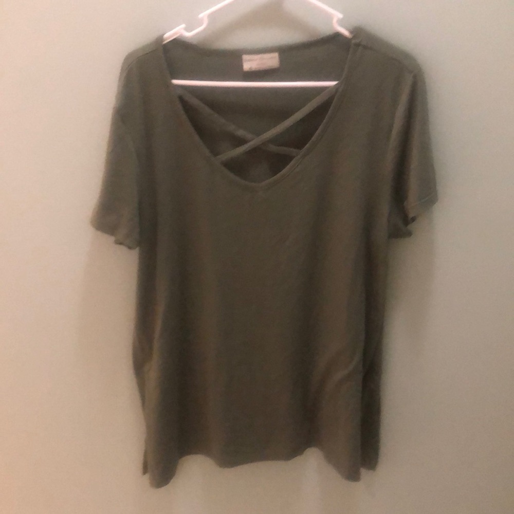 Green cross cross neck tshirt. Size xl.